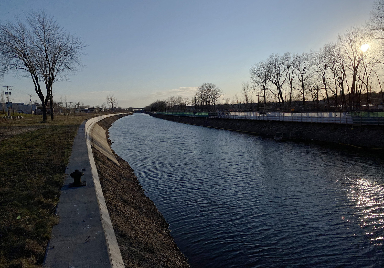 A vacant southwestern stretch of the canal.